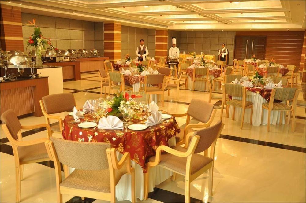 Rpj Hotel Rajkot Eksteriør bilde
