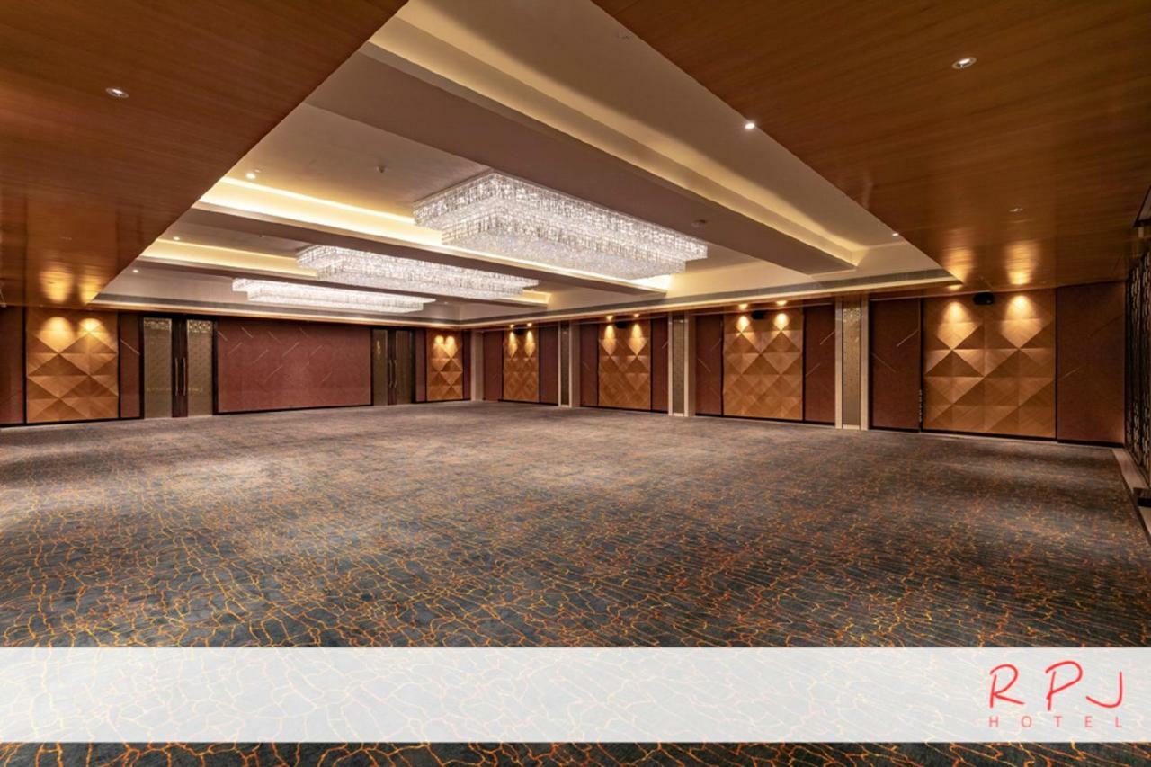 Rpj Hotel Rajkot Eksteriør bilde