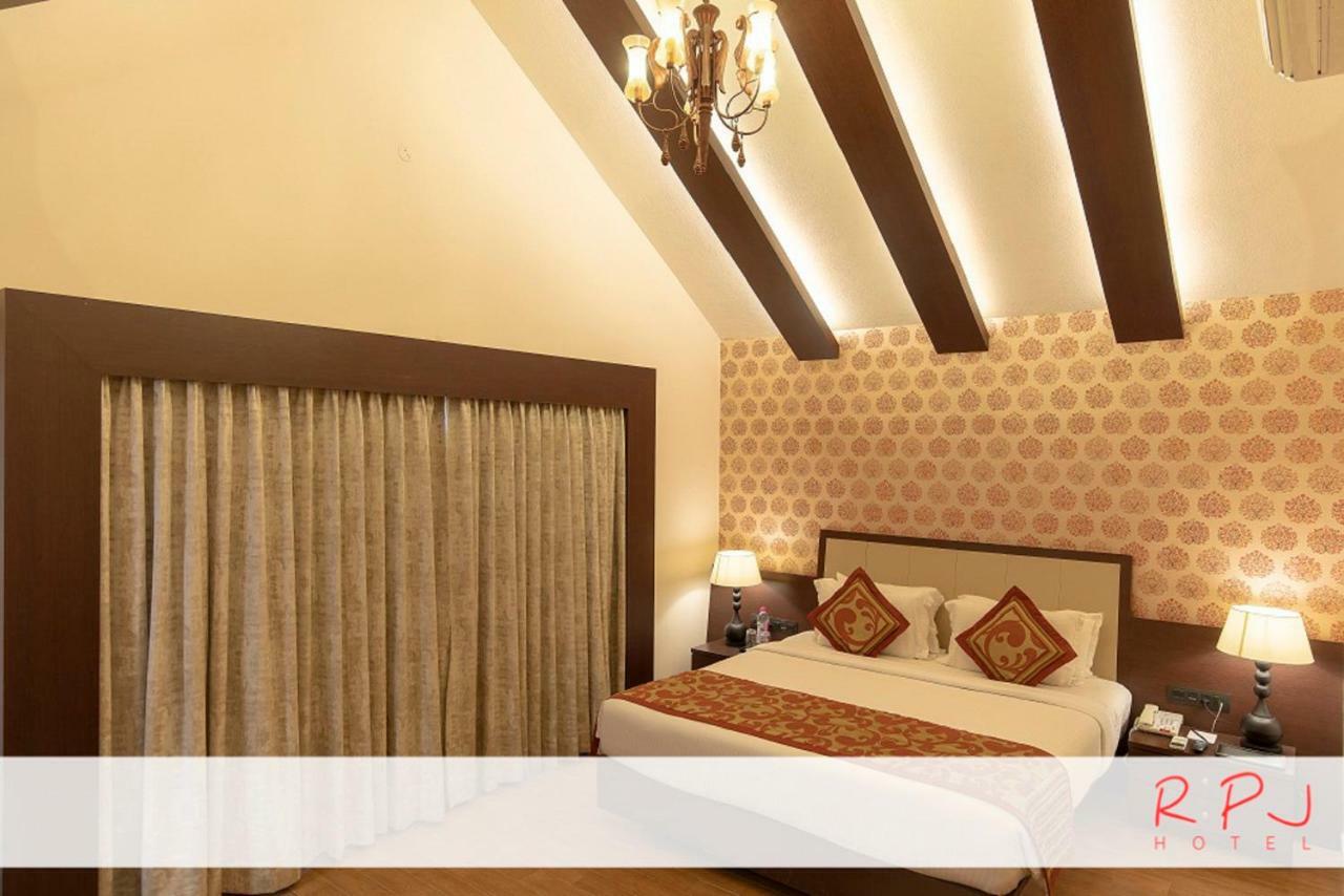 Rpj Hotel Rajkot Eksteriør bilde