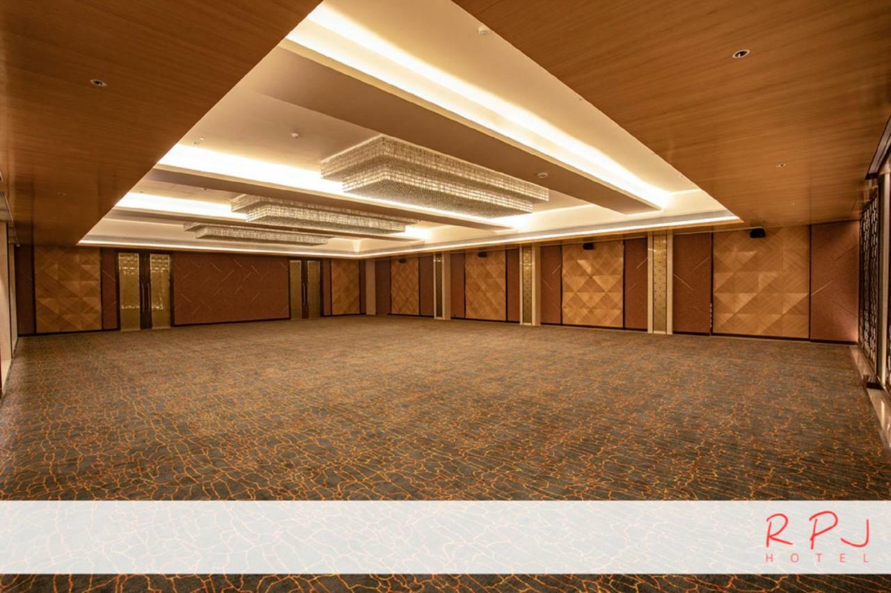 Rpj Hotel Rajkot Eksteriør bilde