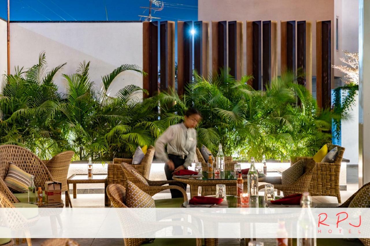 Rpj Hotel Rajkot Eksteriør bilde